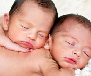 Milano, sì dei giudici d’appello ai gemellini con due papà: nati negli Usa da madre surrogata, l’atto di nascita in Comune